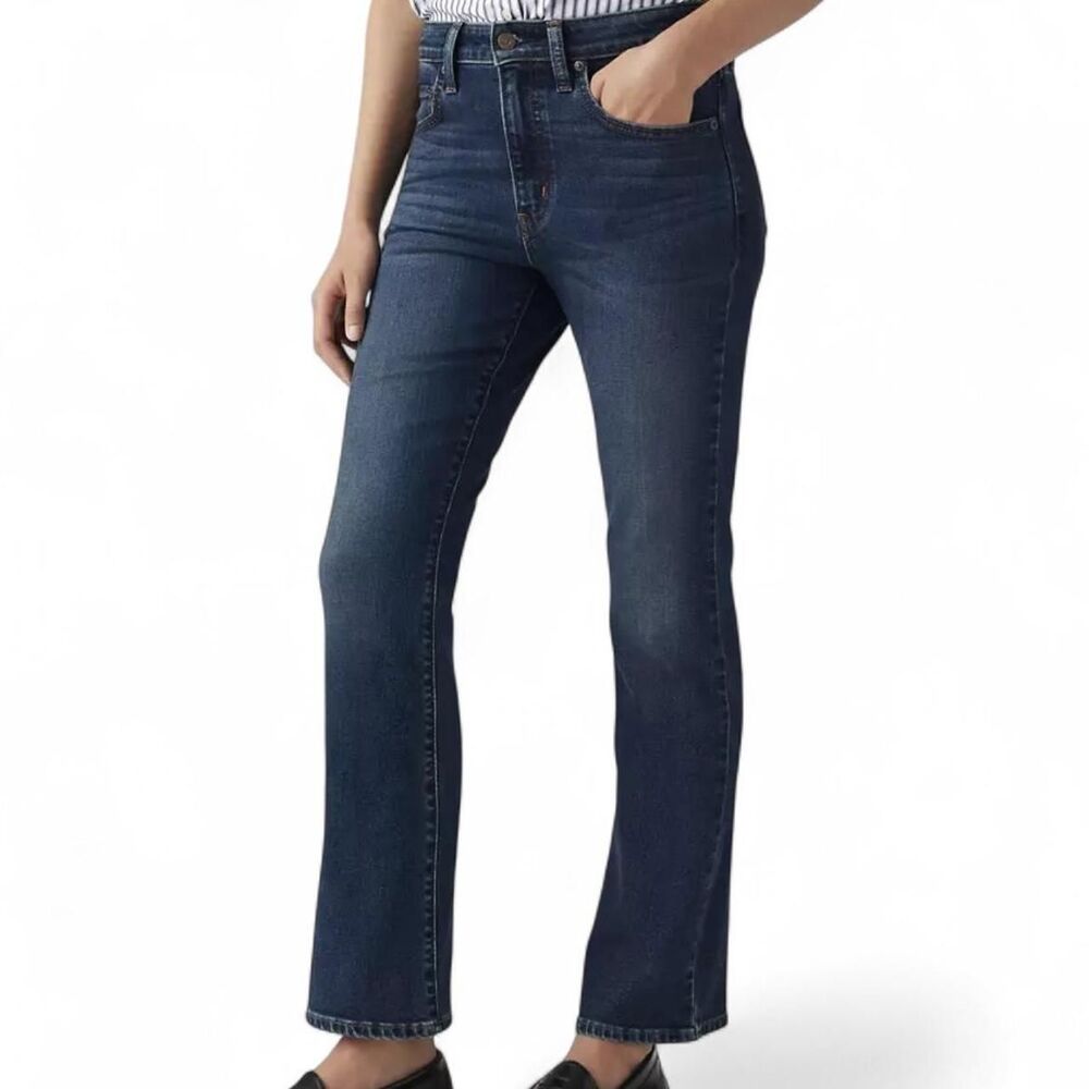 Levi's 725 high-rise Kick Bootcut jeans in “‘missed call” dark wash. Size 30/10.